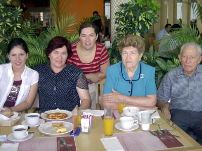 Con un convivio en un restaurante de la ciudad festejaron a Andrea Arreola por su viaje a Europa, la acompaña su mamá, tía y abuelos.