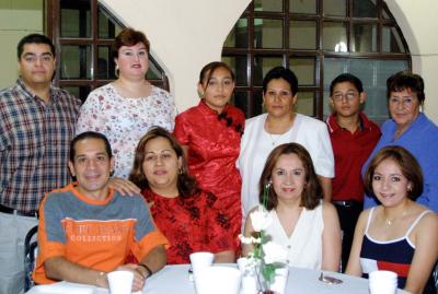 Gloria Mayela Esparza Saucedo con familiares asistentes a la fiesta de cumpleaños que le ofrecieron sus papás Jorge Espazrza Wong y Gloria S. de Esparza. La joven recibió numerosos obsequios y felicitaciones.