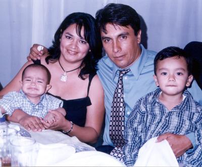 Wilfrido Rivera López y Rosa María Hernández de Rivera junto a sus pequeños hijos Willy Fabián y Yahir Santiago.