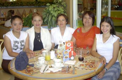 Mayra Reyes, María Concepción Espinoza, Claudia Villarreal, Yolanda Cabrera y Penélope Cabrera