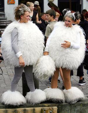 Sudando por el calor del verano, con sus barbas blancas, trajes y gorros rojos, 130 mujeres y hombres Santa Claus y ayudantes de Santa de 12 países, entre ellos Japón, Canadá, Gran Bretaña y España pusieron fin a un debate acerca de cuál nación nórdica es su sede real.