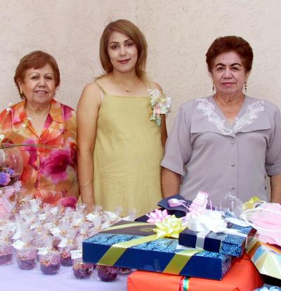 Jacqueline Duarte de Luna acompañada de Lucy Favela de Duarte y María del Socorro Guzmán de Luna, organizadoras de su fiesta de canastilla.