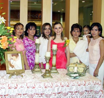 Señorita Ana Lucy Suárez en su primera despedida de soltera, la acompañan su mamá Lolis de Suárez, Bertha, Enriqueta, Sandra, Liliana Suárez y la niña Paulina Luévanos.