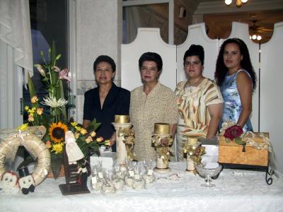 Alina Tirado con un grupo de damas organizadoras de su primera despedida de soltera, ellas son, Laura de Tirado, Carmen Maldonado y Yanina de Tirado.