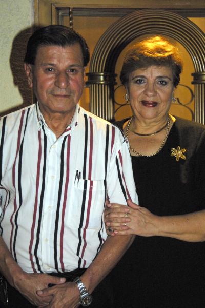 Joel Santibañez y Yolanda de Santibañez celebraron el 45 aniversario de su matrimonio con un convivio familiar.