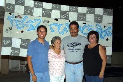 Un escenario alusivo al automovilismo, se montó en la fiesta sorpresa de Sergio Ramírez, quien aparece acompañado de su esposa Mary Carmen Guajardo, Carmen Acuña y Fernando Bravo.