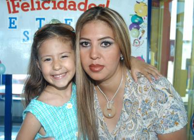 Estéfany Murra Juárez con su mamá Aurora Juárez.