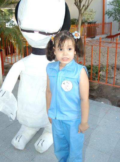 Jocelyn Rodríguez de la Cruz junto a la piñata que el obsequiaron por su sexto aniversario de vida, su mamá Bedid de la Cruz López, y que compartió con los asistentes a su fiesta de cumpleaños.