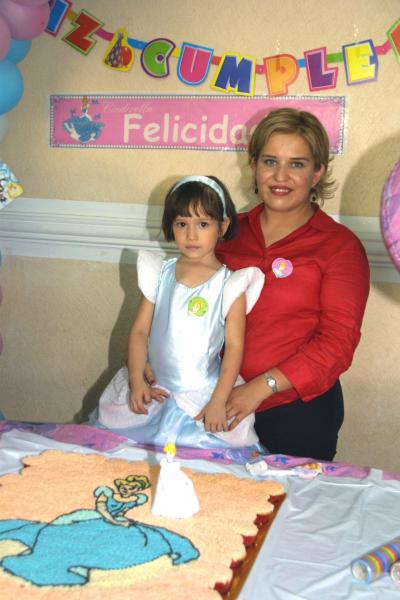 Con un elegante vestido de 'la Cenicienta', Frida Sofía Escobedo acudió a la fiesta que le ofreció su mamá Angélica Hernádez de Escobedo por su cuarto aniversario de vida.