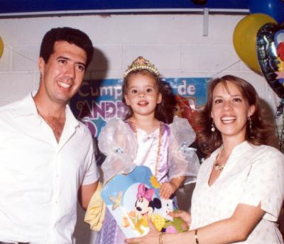 Andrea Zermeño Velarde con sus papás Jorge Zermeño González y Ana Velarde de Zermeño en la fiesta que le ofrecieron por su tercer aniversario de vida.