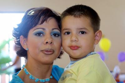 Beatriz González Sifuentes con su hijo Víctor González en un convivio infantil.