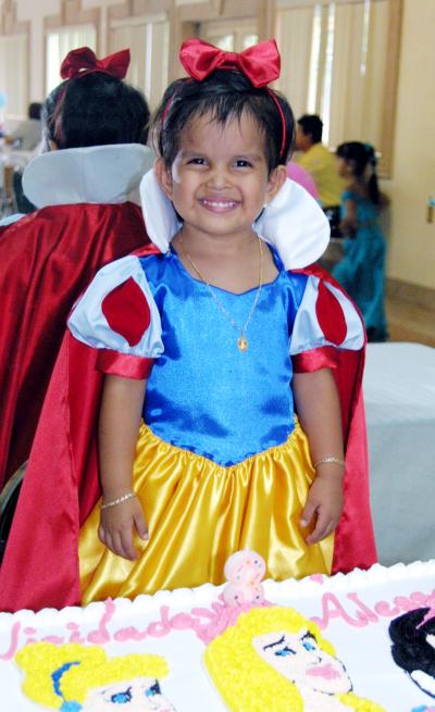 Muy bonita lució vestida de Blanca Nieves, la niña Alessandra Tabares Sifuentes en la fiesta que le prepararon sus papás Alejandro Tabares y Sandra Sifuentes.