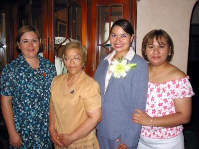 Blanca Cecilia Cabrera Flores con las anfitrionas de su fiesta prenupcual Marissa Cabrera, Verónica Cabrera y María de Jesús Flores de Cabrera.