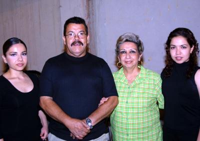 Hugo Hernández Ortiz y Lilia F. de Hernández con sus hijas Yadira y Leticia Hernández.