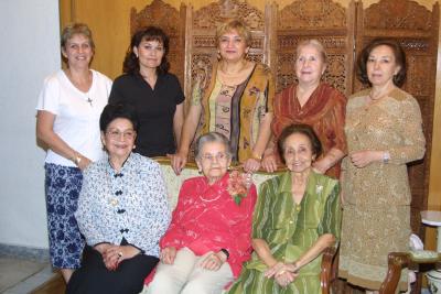 Sra. Carmen Alvarado de García de Alba con un grupo de damas asistentes a su  fiesta de cumpleaños celebrada recientemente.