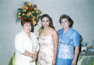 Acompañan a la novia Paty Anaya, su futura suegra Sarita R. de Garza y  su mamá Carmelita de Anaya.