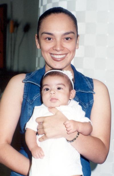 Karla Reyes y su pequeña hija Valentina.