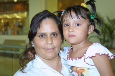 Patricia Natera y su pequeña hija María de los Ángeles.