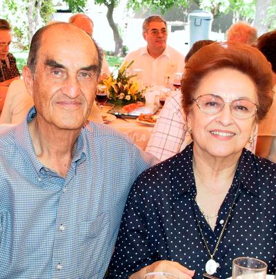 Señores Jaime González Navarro y Elena Veyán de González.