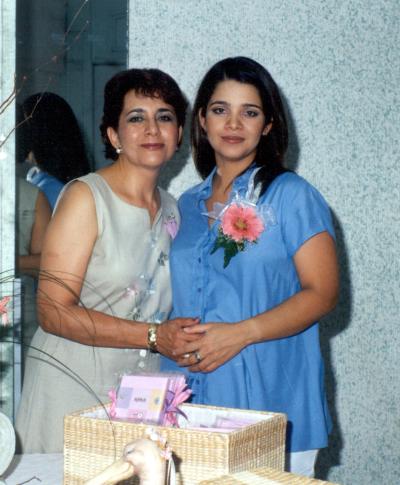 Una fiesta de canastilla le ofreció a su hija Luz Marcela V. de Ortega, la señora Eugenia R. de Gutiérrez.