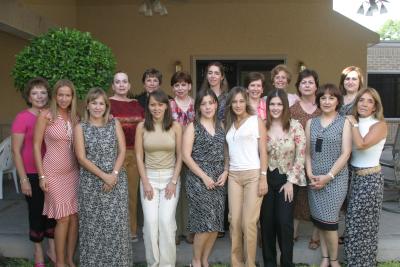 Ana Carmen Acompañada de Carmen D´Arbel, Ángeles García, Lupis Flores, Conchis de Garza, Alma de Garza, Cecy de Martínez,  Lawrette de Aguilera, Lina de Aguilera, Mary de Sada, Lety de Villarreal, Ana de Cantú, Aída de Jaidar, Nancy de Ruiz, Liliana de Jiacomán, Mónica de Bustos y Magaly de Cruz.