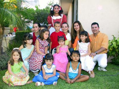 31 de julio

Valeria Aguiñaga con sus papás Juancho y Tere y sus inviatdos, Lizy de Arellano y Claudia Aguilar, los niños Agustín Aguilar, Daniela López, Chiquis, Andrea y Bárbara Garza, Ana Sofía Araiza, Paulina García.