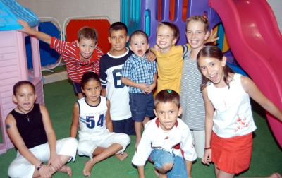 Diego Haro Robles con un grupo de amigos asistentes a la fiesta que le organizaron sus papás, por su tercer aniversario.