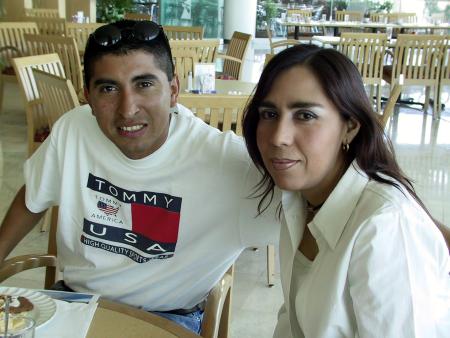 Jacob Mirón y Mayra Valdés en un restaurante de la localidad.