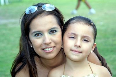 Denisse Paulette Ramírez Tovar junto a su tía Sandra Ramírez Tovar en la fiesta que le ofrecieron por su cuarto cumpleaños.