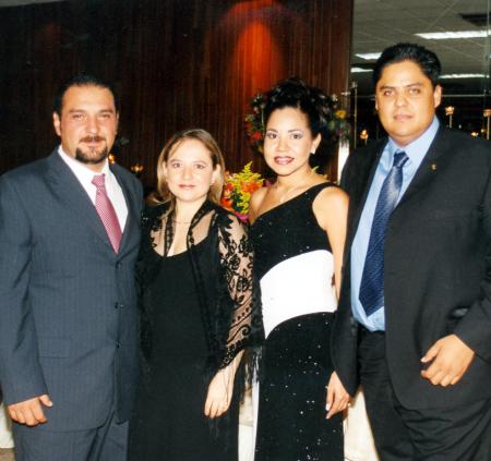 Ing. Víctor Torres, Lic. Salma Guido de  Torres, Lic. Adriana Chávez de Torres e Ing. Luis Torres Alcalá en el banquete de bodas Hinojosa-Rivera.