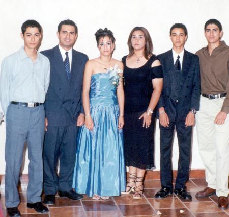 Isolda Jiménez Rodríguez el día de su ceremonia de graduación, acompañada de sus hermanos Bernardo, Pedro y Mario, sus primos Jazmín y Jaime Rodríguez Guerrero.