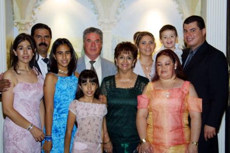 Nidia Becerril, Iván, Ivanna e Itzel Samaniego, Rogelio, Ivonne y Coco Becerril, Gabriela López, Arnoldo y Axel Becerril  en una recepción de boda.