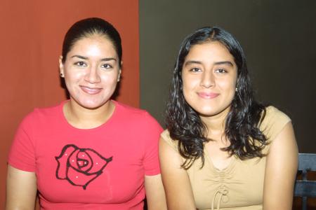 Elvia y Edith Evangelina Mijares Olmeda en un café de la ciudad.