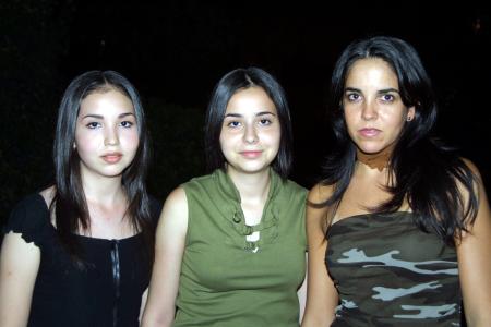 Myrthala Martínez, Sara Martínez y Esther Garza de González.