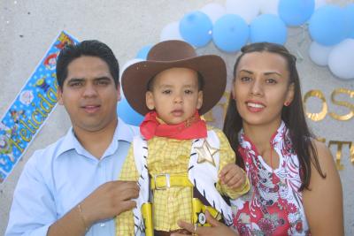 Carlos Alejandro Perales Cassio con sus papás Carlos Alejandro Perales Beltrán y Karla Cassio de Perales, en el festejo que le ofrecieron por sus dos años de edad