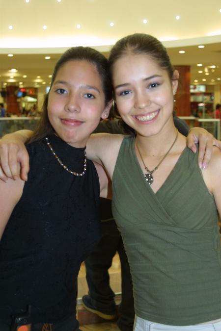 Janett Robles Moreno y Arlette Gil Castillo.