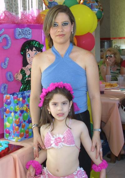 Joanna Castillo Ramos con su mamá Margarita Castillo en la fiesta que le ofreció recientemente por su cumpleaños.