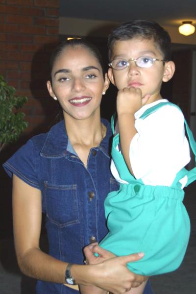 Patricia Morales de Martínez con su hijo José Alejandro Martínez.