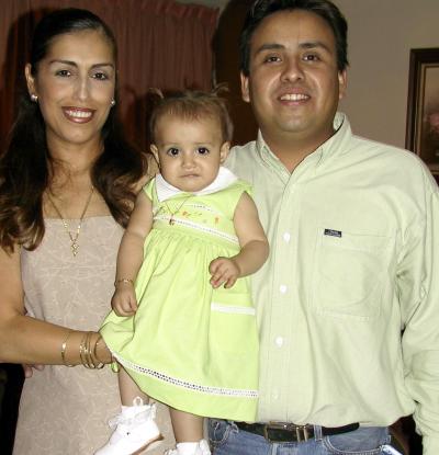 María Fernanda con sus papás los señores Sandra Violante de Herrera y Gilberto Herrera en la fiesta de su primer aniversario de vida.