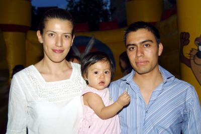 Regina Robles Banuet con sus papás, María Luisa Banuet y Miguel Ángel Robles, en el convivio que le ofrecieron por su primer año de vida.