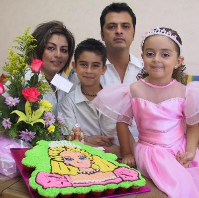 Una divertida piñata le ofrecieron a Elexa Nuñez Ruiz al cumplir cinco años de edad sus padres Hugo y Alejandra Nuñes y su hermano Hugo Alexi.