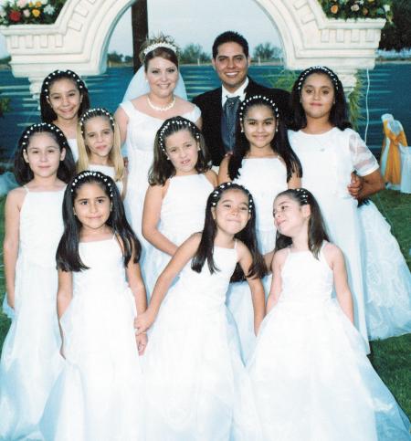 Juan y Anny  con sus damitas, Karla Domínguez, Paola Muñoz, Pamela Ayup, Vianey Domínguez, Almita Segura, Hypatía Muñoz, Valeria Ayup, Hypatía Acevedo y Yamile Muñoz.