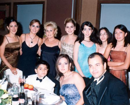  10 al 11 de agosto 
Vanessa de Sandell, Fabiola Garza, Elvira Gutiérrez, Arlina Garza, Lupita y Rocío Moreno, niño Rafael Garza, Sandra de la garza y Rafael Garza.