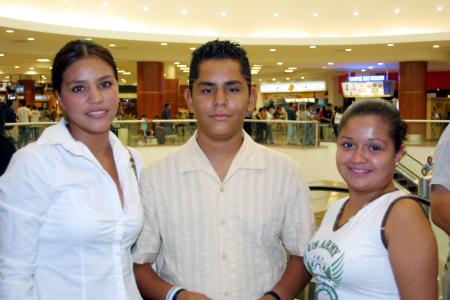 Daniela Estrada, Migual Algara y Mónica Barraza.