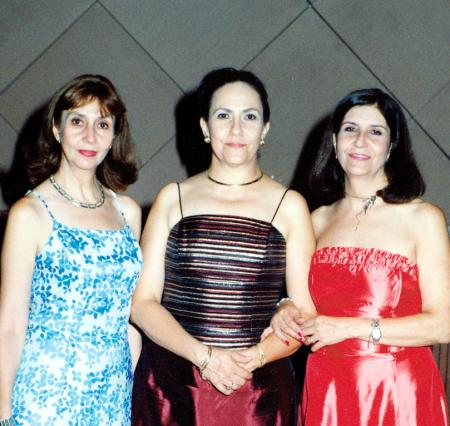 Adela Medina, Marcela Medina de Delgado y Margarita Medina en la recepción de bodas de Javier y Mariana Delgado Medina.