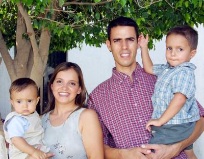 Hernán Franco con sus papás Mauricio Franco y Mariana García de Franco y Emiliano, en el festejo que le ofrecieron por su primer año de vida.