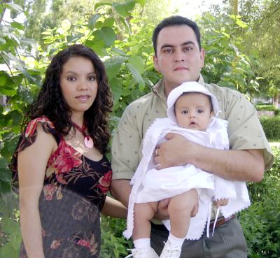 Lourdes Tovar de Castro y Antonio Castro con su hijo Antonio Alberto, en pasado convivio familiar.