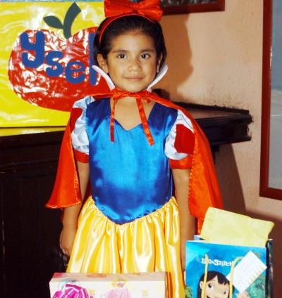  15 de agosto 
 Ysel Delgado Niño con su vestido de Blanca Nieves, en la fiesta que le ofrecieron por su cuarto cumpleaños.