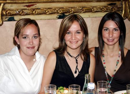  15 de agosto  
Lorena Tinoco, Luly López Barrio y Blanca Ramírez de Murra.