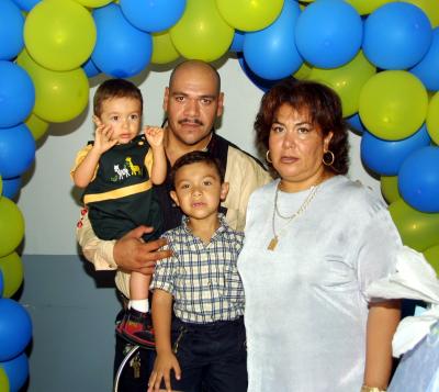 Los niños Jesús Francisco y Felipe Eduardo festejaron su quinto y segundo cumpleaños respectivamente con un convivio ofrecido por sus papás.